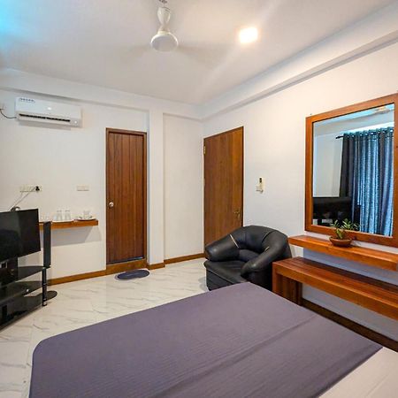 Airport Hotel By Cmb Apartments Negombo Esterno foto