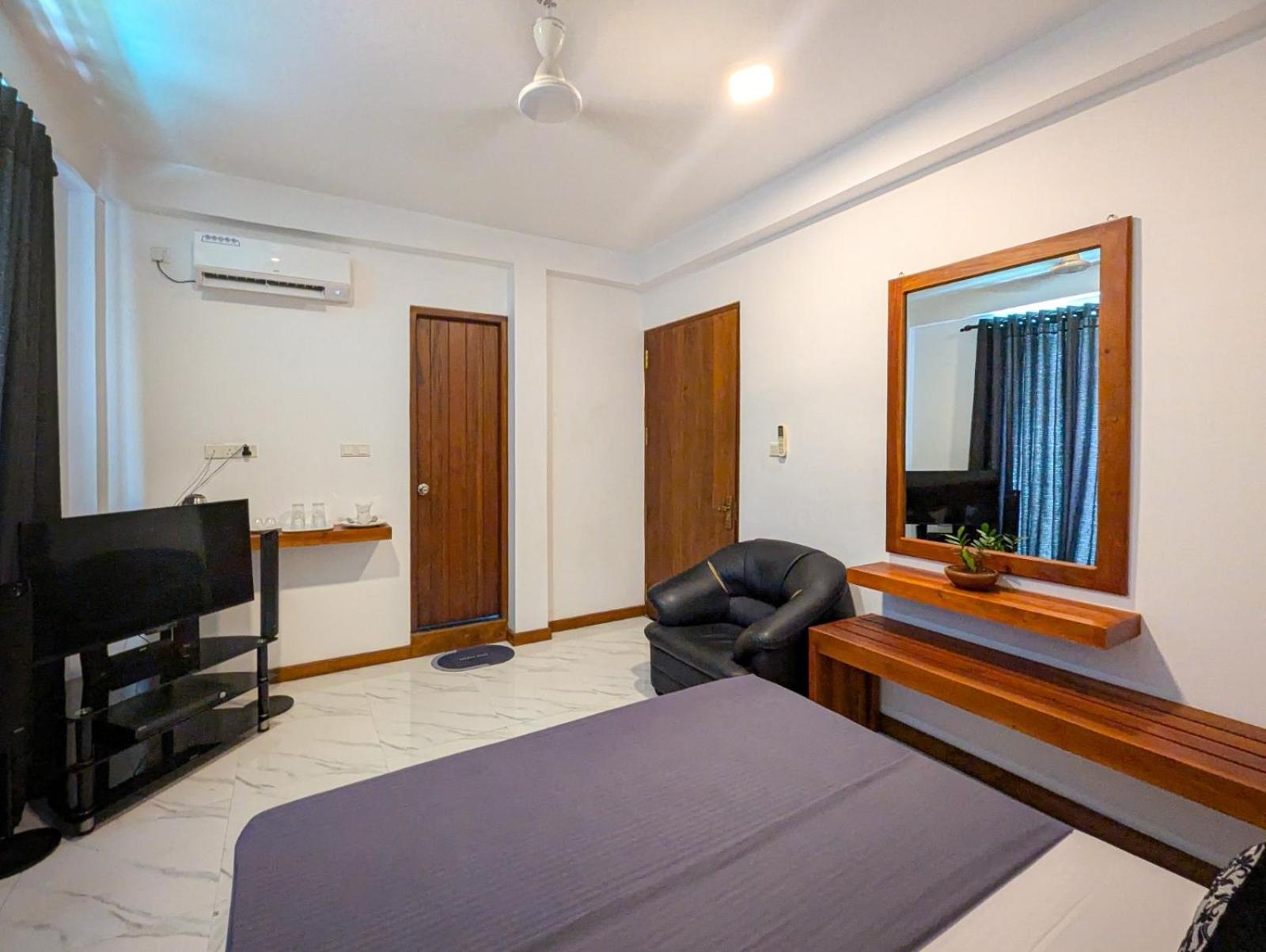Airport Hotel By Cmb Apartments Negombo Esterno foto