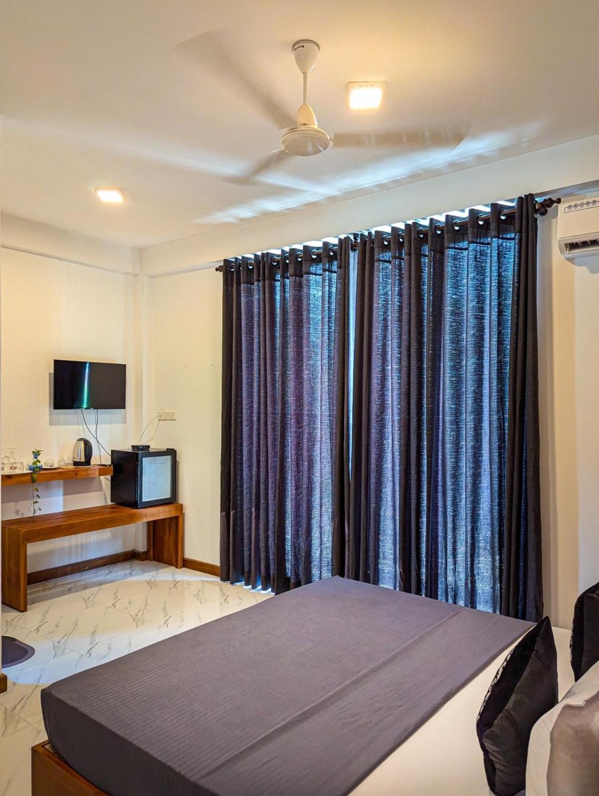 Airport Hotel By Cmb Apartments Negombo Esterno foto