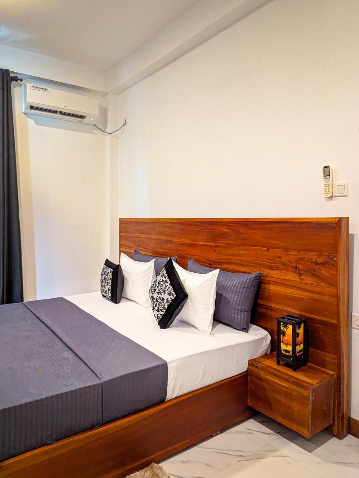 Airport Hotel By Cmb Apartments Negombo Esterno foto
