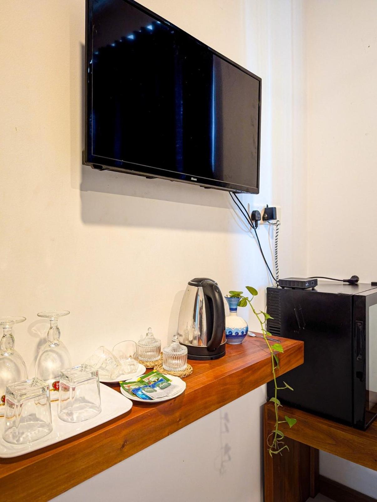 Airport Hotel By Cmb Apartments Negombo Esterno foto